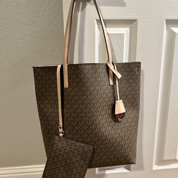 Michael Kors Large Tote - Picture 3 of 9